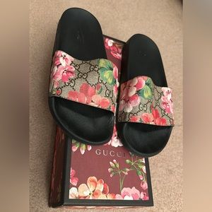 Gucci GG Blooms Supreme Slide Sandals, size 7